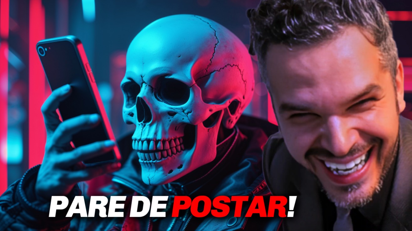 Homem sorridente ao lado de um esqueleto segurando um celular, com iluminação neon azul e vermelha e a frase "PARE DE POSTAR!" em destaque.