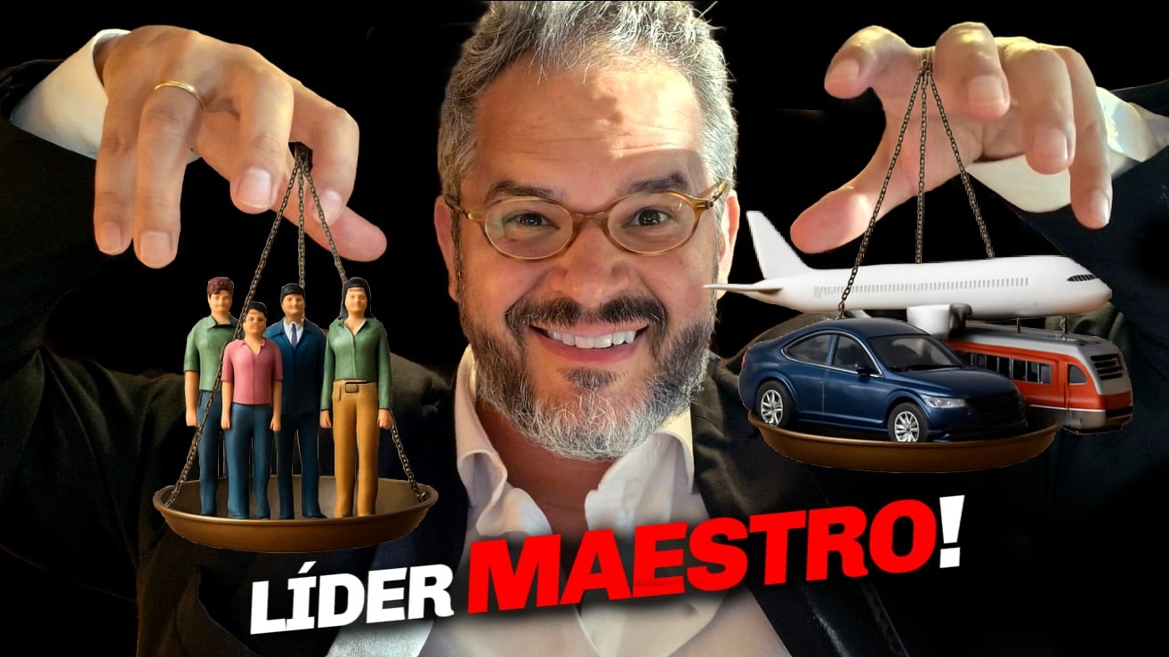 Homem sorridente segurando duas balanças: uma com pessoas e outra com meios de transporte como avião, carro e trem, representando o equilíbrio entre equipe e resultados. Texto “Líder Maestro!” em destaque.