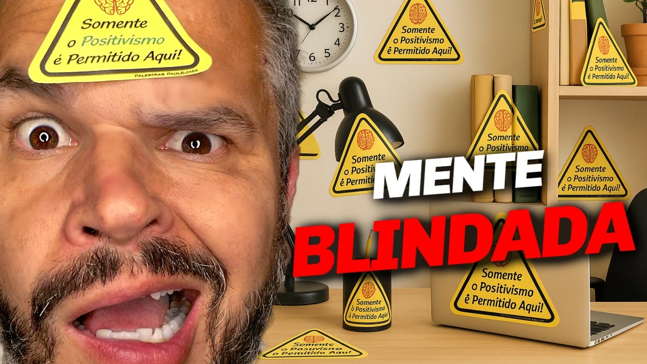 Homem com expressão intensa e adesivo na testa escrito "Somente o Positivismo é Permitido Aqui!", rodeado de vários adesivos iguais no ambiente; a frase "MENTE BLINDADA" aparece em destaque.
