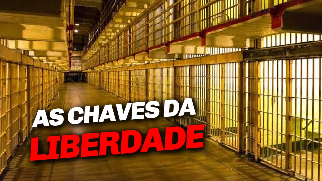 Corredor interno de uma prisão com grades metálicas amarelas, com a frase “As Chaves da Liberdade” em destaque no canto inferior esquerdo.