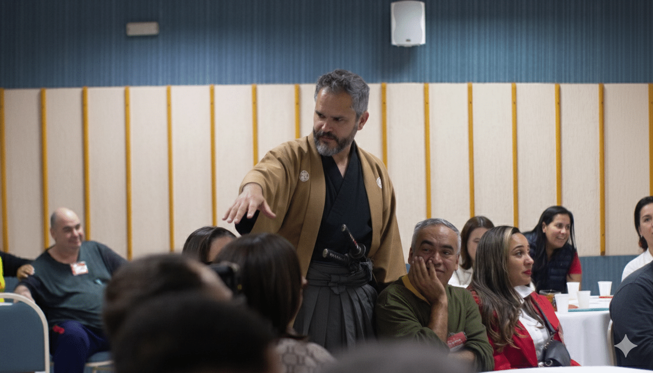 Palestrante vestido com traje samurai interage com a plateia em um treinamento corporativo.
