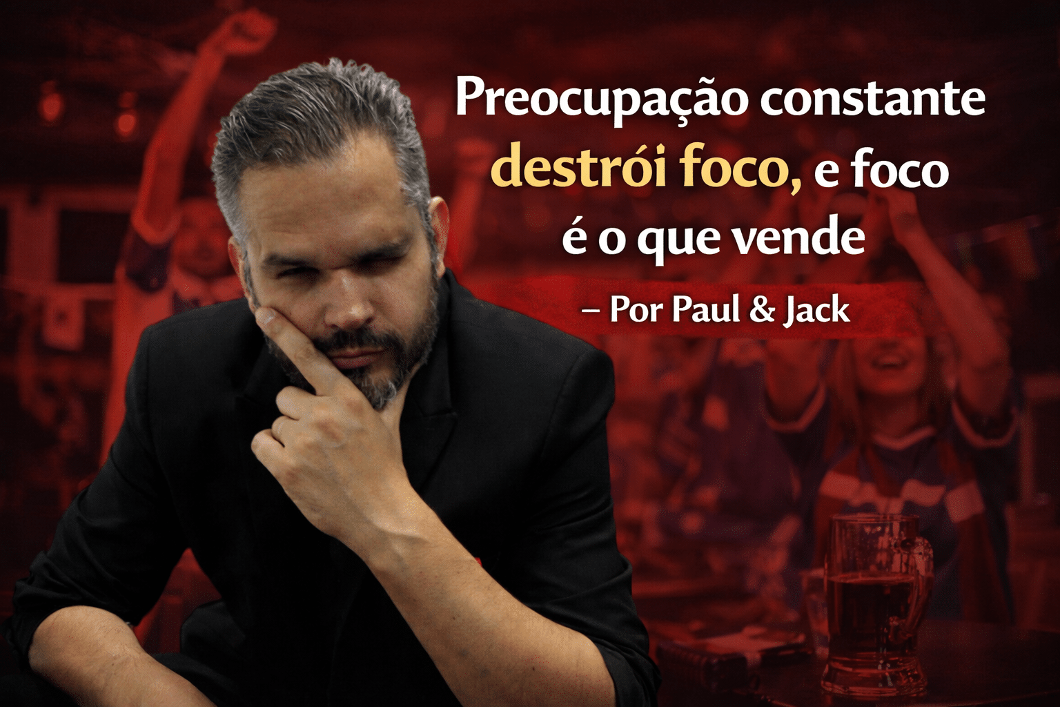 Homem pensativo em primeiro plano, com expressão de preocupação e mão no rosto, enquanto um público ao fundo aparece desfocado e em tom avermelhado, ilustrando a tensão entre distração externa e foco mental no ambiente de negócios.