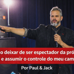 Paul & Jack palestrando no palco, segurando microfone e apontando para o público, com faixa vermelha exibindo o título “Como deixar de ser espectador da própria vida e assumir o controle do meu caminho?”