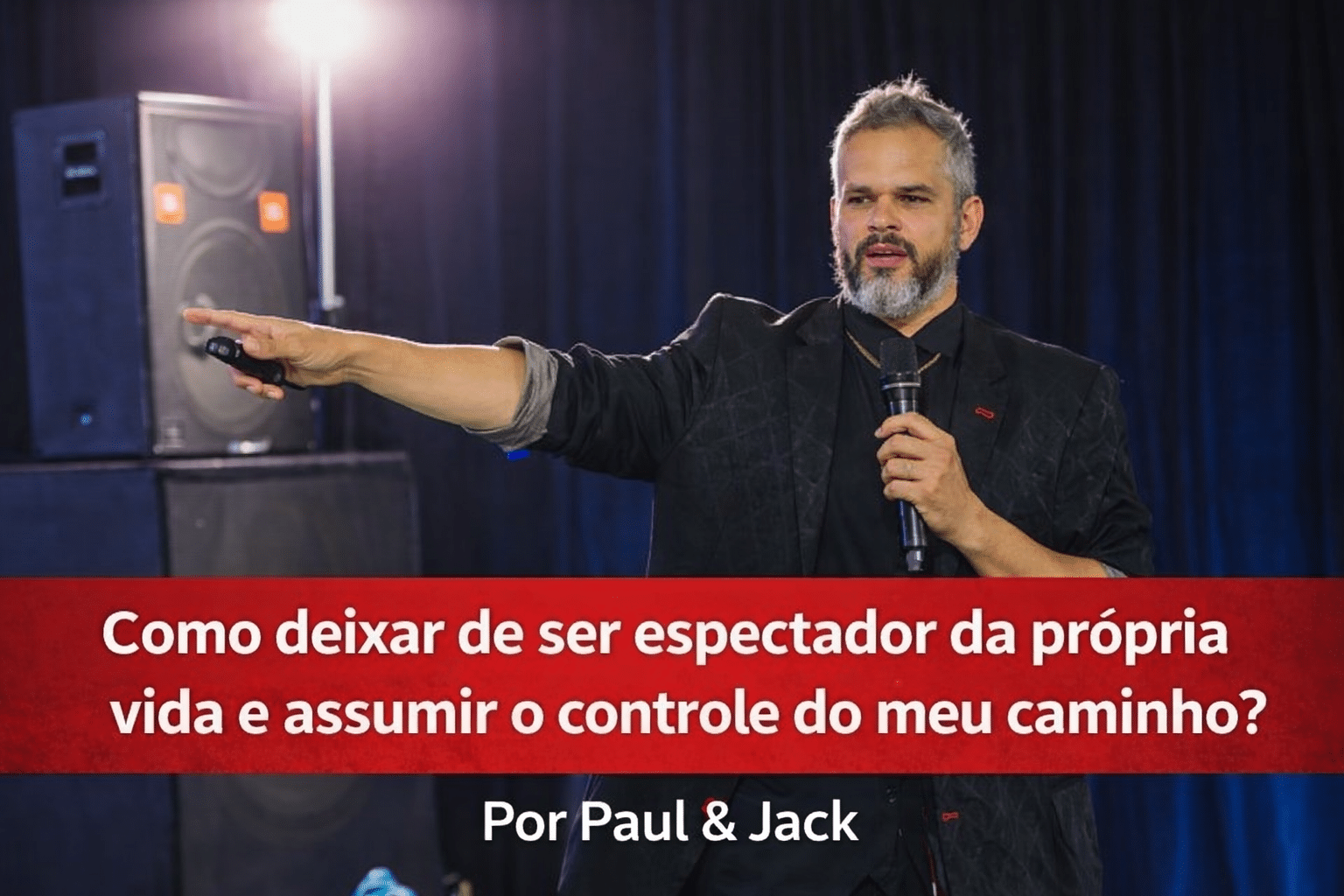 Paul & Jack palestrando no palco, segurando microfone e apontando para o público, com faixa vermelha exibindo o título “Como deixar de ser espectador da própria vida e assumir o controle do meu caminho?”