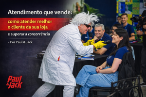 Capa de blog 16:9 com Paul à esquerda caracterizado como “cientista maluco”, usando jaleco branco, peruca branca e luvas amarelas, segurando microfone e conversando de perto com uma mulher sentada, que sorri. Fundo desfocado com público em um evento. À esquerda, texto grande: “Atendimento que vende: como atender melhor o cliente da sua loja e superar a concorrência – Por Paul & Jack”, com faixa vermelha destacando “como atender melhor o cliente da sua loja”. Logo “Paul & Jack” no canto inferior esquerdo.