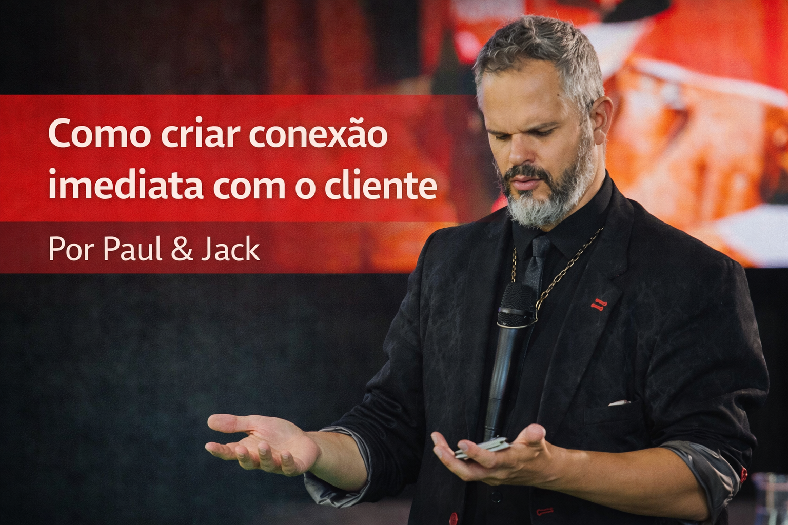 Paul, palestrante de vendas e comunicação, em palco, segurando um microfone e observando as próprias mãos durante uma apresentação. Imagem de capa do artigo “Como criar conexão imediata com o cliente”.