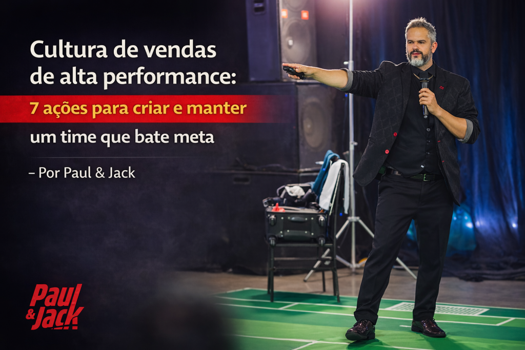 Capa de blog 16:9 com Paul à direita, em terno escuro, segurando microfone e apontando com um controle durante uma palestra. Fundo desfocado de palco com caixas de som e luzes. À esquerda, texto grande: “Cultura de vendas de alta performance: 7 ações para criar e manter um time que bate meta – Por Paul & Jack”, com faixa vermelha destacando “7 ações para criar e manter”. Logo “Paul & Jack” no canto inferior esquerdo.