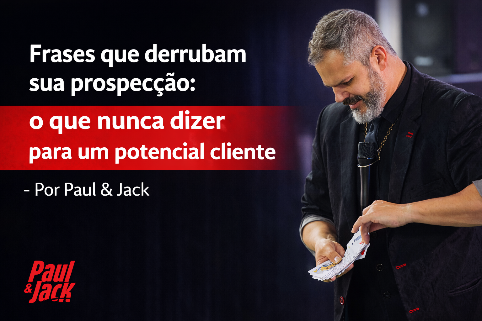 Capa de blog 16:9 com Paul (terno preto) à direita fazendo truque com cartas e microfone, fundo desfocado escuro. À esquerda, texto grande: “Frases que derrubam sua prospecção: o que nunca dizer para um potencial cliente – Por Paul & Jack”, com faixa vermelha destacando parte do título e logo “Paul & Jack” no canto inferior esquerdo.