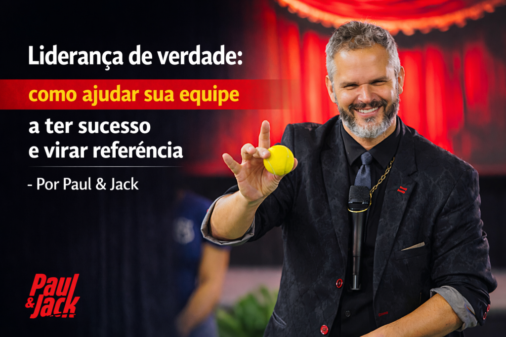 Capa de blog 16:9 com Paul à direita, sorrindo e segurando uma bola amarela, usando terno preto e microfone. Fundo desfocado com cortina vermelha. À esquerda, texto grande: “Liderança de verdade: como ajudar sua equipe a ter sucesso e virar referência – Por Paul & Jack”, com faixa vermelha destacando “como ajudar sua equipe” e logo “Paul & Jack” no canto inferior esquerdo.