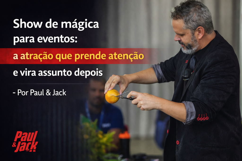 Capa de blog 16:9 com Paul à direita, em terno escuro, segurando uma laranja e uma tesoura durante uma apresentação. Fundo desfocado de evento corporativo. À esquerda, texto grande: “Show de mágica para eventos: a atração que prende atenção e vira assunto depois – Por Paul & Jack”, com faixa vermelha destacando “a atração que prende atenção”. Logo “Paul & Jack” no canto inferior esquerdo.