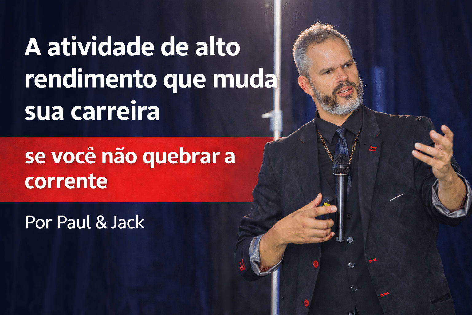 Paul, palestrante de alto rendimento, em palco, segurando um microfone e gesticulando para o público. Imagem de capa do artigo “A atividade de alto rendimento que muda sua carreira (se você não quebrar a corrente)”.