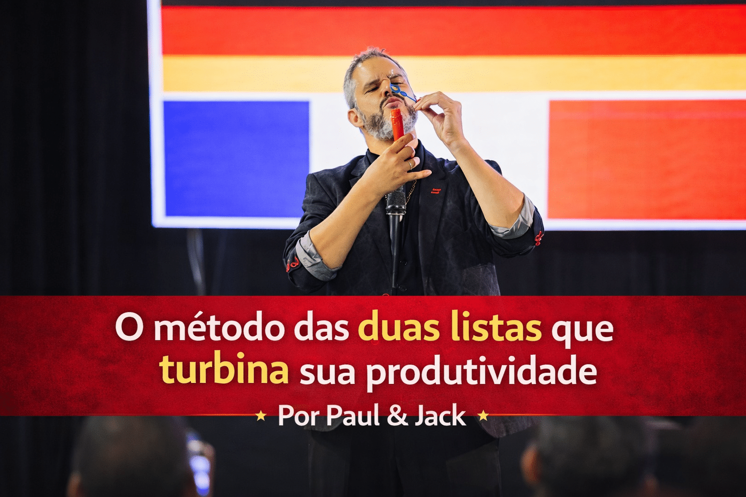 Paul & Jack no palco durante palestra sobre produtividade, com faixa vermelha exibindo o título “O método das duas listas que turbina sua produtividade”.
