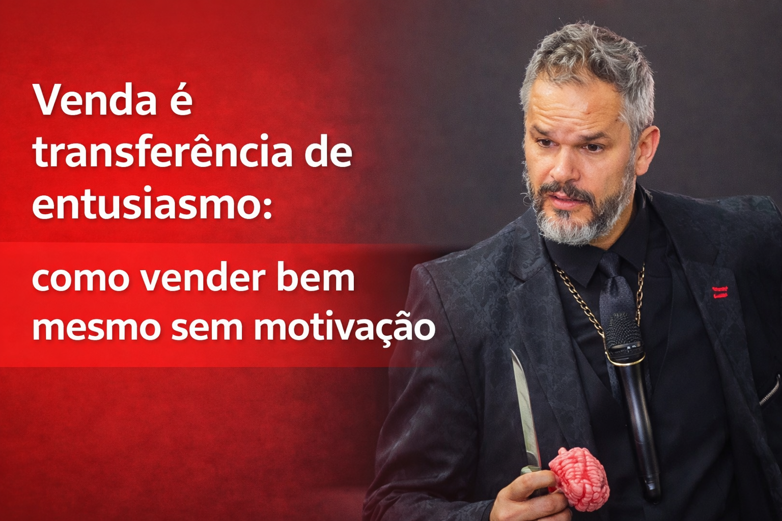 Paul, palestrante de vendas, em palco, segurando um cérebro cenográfico e um objeto simbólico, com fundo vermelho e escuro. Capa do artigo “Venda é transferência de entusiasmo: como vender bem mesmo sem motivação”.