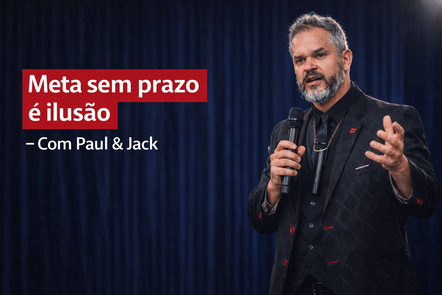 Palestrante motivacional Paul, da Paul & Jack, falando no palco com microfone, com o texto em destaque “Meta sem prazo é ilusão – Com Paul & Jack” sobre fundo vermelho.