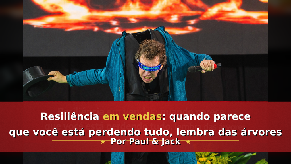 Palestrante em palco, usando um casaco azul e visor futurista, segurando um microfone, com telão em chamas ao fundo. Na faixa vermelha inferior, o título “Resiliência em vendas: quando parece que você está perdendo tudo, lembra das árvores” e a assinatura “Por Paul & Jack”.