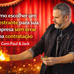 Paul & Jack em cena, segurando fogo nas mãos diante de um fundo vermelho vibrante, com o título: “Como escolher um palestrante para sua empresa sem errar na contratação”.
