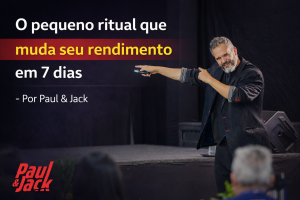 Arte em 16:9 com fundo escuro e gradiente. À esquerda, o texto “O pequeno ritual que muda seu rendimento em 7 dias – Por Paul & Jack”, com a frase “muda seu rendimento” destacada em amarelo sobre faixa vermelha. À direita, Paul em um palco, apontando com um controle na mão. Logo “Paul & Jack” vermelho no canto inferior esquerdo.