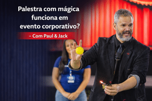 Palestrante Paul realiza um truque de mágica com bola amarela e isqueiro aceso durante apresentação em evento corporativo, em palestra de Paul & Jack.