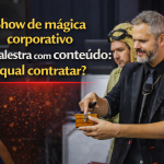 Palestrante de terno preto realizando truque com caixa em evento corporativo, com o título “Show de mágica corporativo ou palestra com conteúdo: qual contratar?” e logo Paul & Jack.
