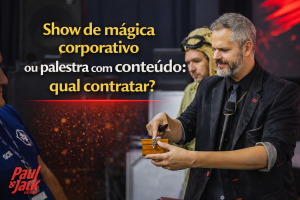 Palestrante de terno preto realizando truque com caixa em evento corporativo, com o título “Show de mágica corporativo ou palestra com conteúdo: qual contratar?” e logo Paul & Jack.