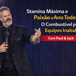 Palestrante caracterizado com maquiagem estilo Coringa e terno vermelho apresenta uma palestra sobre produtividade para equipes, segurando um microfone, com o título “Como injetar 25% mais produtividade no dia a dia da sua equipe – Com Paul & Jack”.