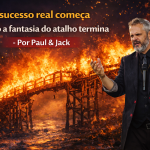 Palestrante em destaque diante de uma ponte em chamas, com expressão intensa e gesto firme, acompanhado do título “O sucesso real começa quando a fantasia do atalho termina – Por Paul & Jack”.