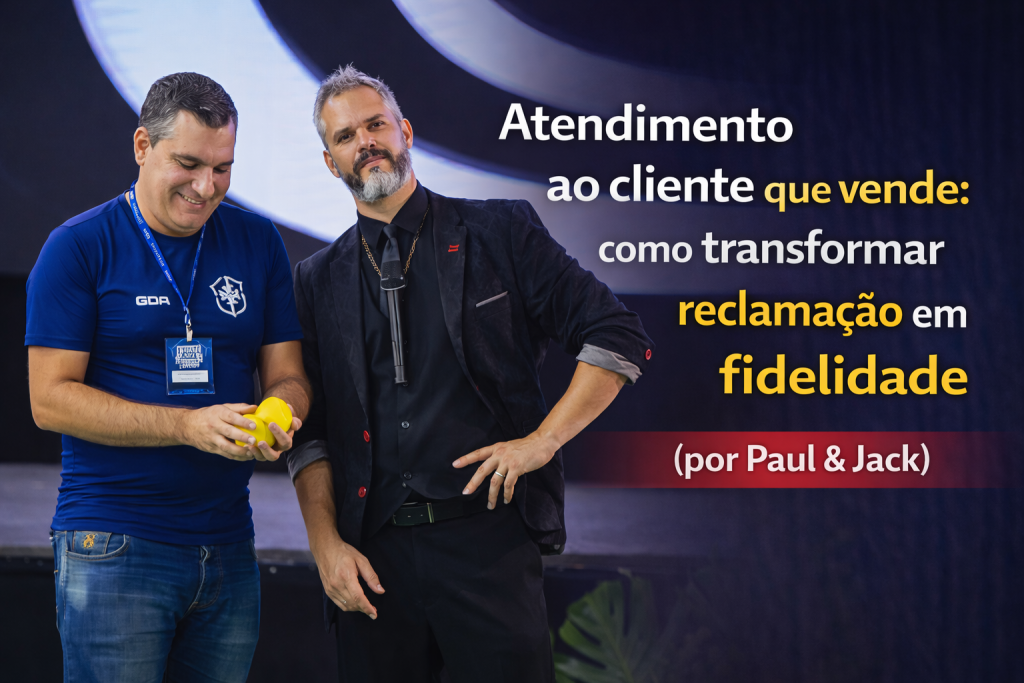 Paul, da dupla Paul & Jack, conduz dinâmica durante palestra sobre atendimento ao cliente enquanto demonstra como transformar reclamações em fidelização de clientes.