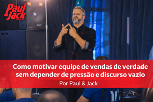 Paul aparece em pé no palco durante uma palestra, usando terno preto com detalhes vermelhos e fazendo um gesto com as mãos diante da plateia. A imagem foi adaptada para formato 16:9, com o logo Paul & Jack no canto superior esquerdo e uma faixa vermelha na parte inferior com o título em branco: “Como motivar equipe de vendas de verdade sem depender de pressão e discurso vazio”.