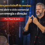 Palestrante em palco durante kickoff de vendas fazendo gesto com as mãos, com cicatriz na testa, e o título “Palestra para kickoff de vendas: como abrir o ciclo comercial com energia e direção – Por Paul & Jack”.