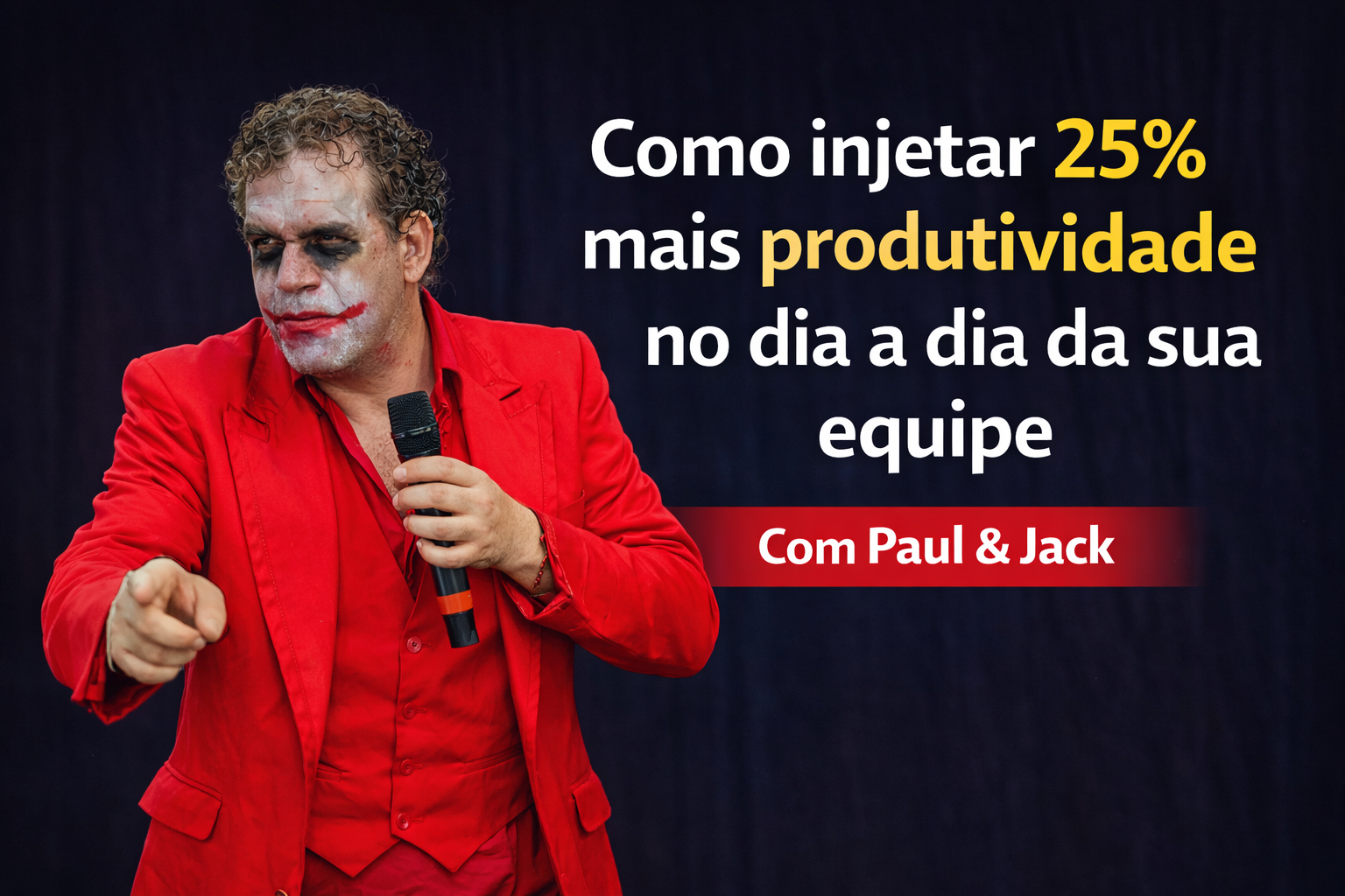 Palestrante caracterizado com maquiagem estilo Coringa e terno vermelho apresenta uma palestra sobre produtividade para equipes, segurando um microfone, com o título “Como injetar 25% mais produtividade no dia a dia da sua equipe – Com Paul & Jack”.