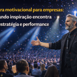 Palestrante no palco diante de grande plateia com iluminação dramática e confetes, com o título “Palestra motivacional para empresas: quando inspiração encontra estratégia e performance”.