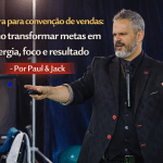 Palestrante em palco durante convenção de vendas gesticulando com microfone, com o título “Palestra para convenção de vendas: como transformar metas em energia, foco e resultado – Por Paul & Jack”.