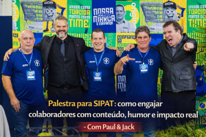 Equipe reunida com palestrantes em evento corporativo, com o título “Palestra para SIPAT: como engajar colaboradores com conteúdo, humor e impacto real – Com Paul & Jack”.