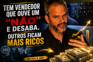 Capa de blog em formato 16:9 mostra um homem em primeiro plano, com expressão intensa e gesto firme com a mão, diante de uma tela escura com números e gráficos. À esquerda, o título em destaque diz: “Tem vendedor que ouve um ‘não’ e desaba. Outros ficam mais ricos - Por Paul & Jack”.