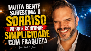 Capa de blog em formato 16:9 mostra um homem sorrindo em primeiro plano, com expressão confiante, usando blazer escuro e camisa clara. À esquerda, o título em destaque diz: “Muita gente subestima o sorriso porque confunde simplicidade com fraqueza - Por Paul & Jack”.