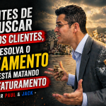 Capa de blog em formato 16:9 mostra um homem de terno em um cenário urbano, enquanto dinheiro escapa junto de um grande vazamento de água ao fundo. À esquerda, o título em destaque diz: “Antes de buscar novos clientes, resolva o vazamento que está matando seu faturamento - Por Paul & Jack”.
