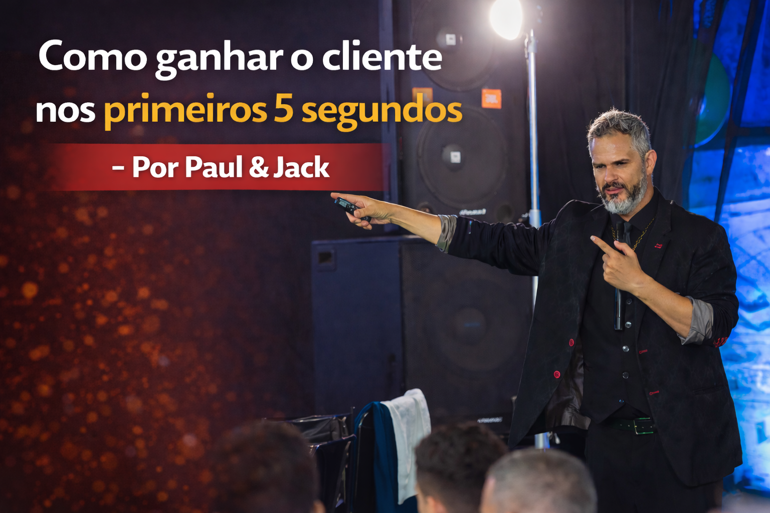 Paul & Jack em palco, apontando para o público durante palestra, em arte 16:9 com o título “Como ganhar o cliente nos primeiros 5 segundos - Por Paul & Jack”.