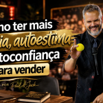 Capa de blog em formato 16:9 com estética cinematográfica. À esquerda, o título “Como ter mais energia, autoestima e autoconfiança para vender” aparece em destaque sobre faixas pretas e douradas. À direita, um homem de terno preto sorri enquanto segura uma bolinha amarela e um microfone, em um ambiente elegante com mesa, notebook, caderno e luzes quentes ao fundo. Na parte inferior, aparece a assinatura “Por Paul & Jack”.