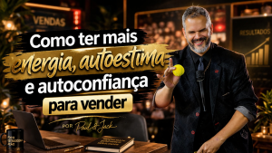 Capa de blog em formato 16:9 com estética cinematográfica. À esquerda, o título “Como ter mais energia, autoestima e autoconfiança para vender” aparece em destaque sobre faixas pretas e douradas. À direita, um homem de terno preto sorri enquanto segura uma bolinha amarela e um microfone, em um ambiente elegante com mesa, notebook, caderno e luzes quentes ao fundo. Na parte inferior, aparece a assinatura “Por Paul & Jack”.