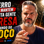 Capa de blog em formato 16:9 mostra Paul em primeiro plano, com expressão séria e dedo apontado para a câmera, diante de um cenário escuro que remete ao fundo de um poço. À esquerda, o título em destaque diz: “O erro que mantém muita gente presa no fundo do poço - Por Paul & Jack”.