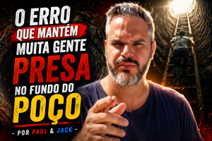 Capa de blog em formato 16:9 mostra Paul em primeiro plano, com expressão séria e dedo apontado para a câmera, diante de um cenário escuro que remete ao fundo de um poço. À esquerda, o título em destaque diz: “O erro que mantém muita gente presa no fundo do poço - Por Paul & Jack”.