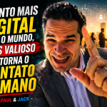 Capa de blog em formato 16:9 mostra Paul em primeiro plano, sorrindo e apontando o dedo para cima, diante de um fundo que mistura elementos digitais e pessoas interagindo. À esquerda, o título em destaque diz: “Quanto mais digital fica o mundo, mais valioso se torna o contato humano - Por Paul & Jack”.