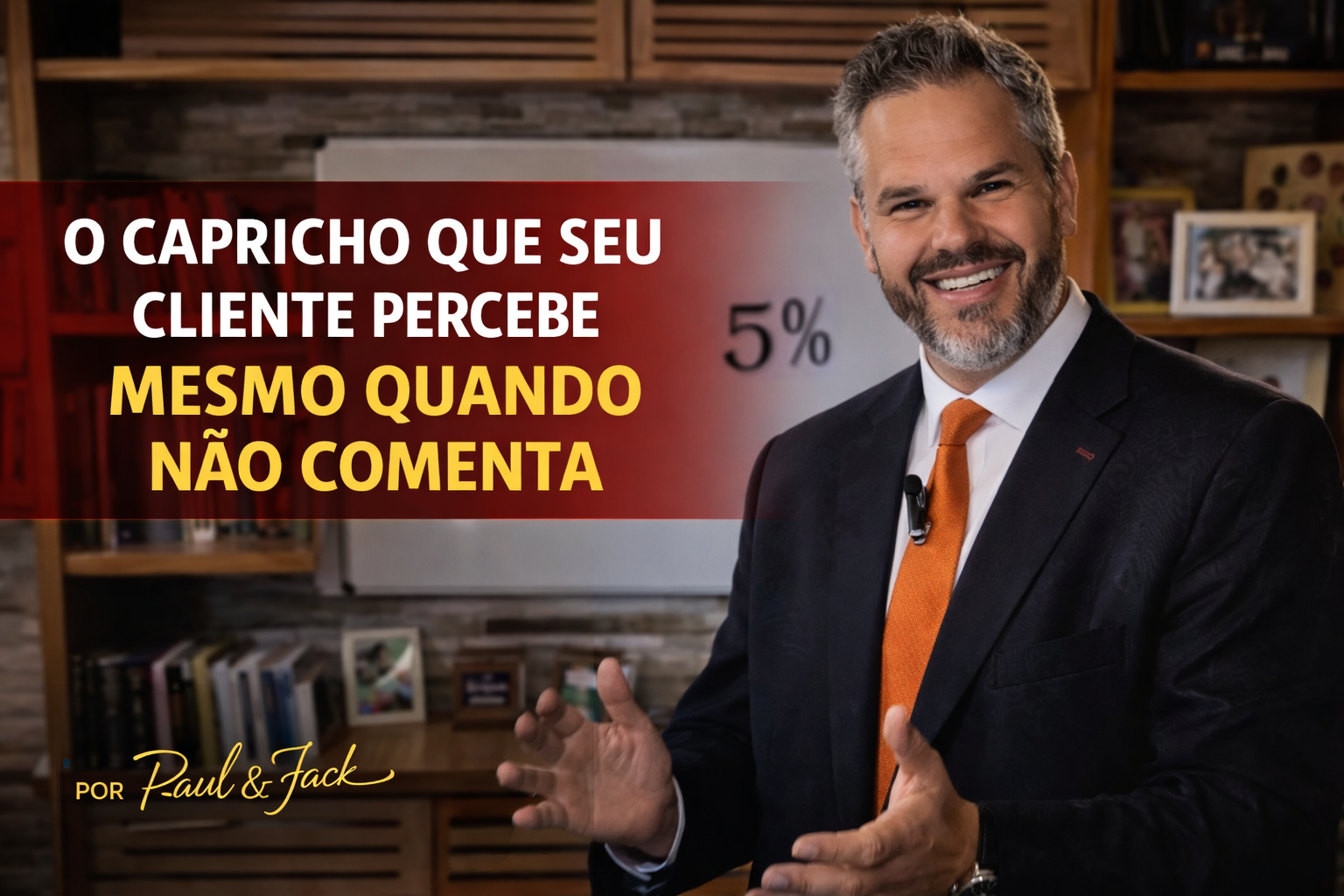Capa de blog em formato 16:9 com um homem de terno escuro e gravata laranja em destaque, sorrindo e gesticulando diante de um quadro branco com “5%” ao fundo. À esquerda, o título “O capricho que seu cliente percebe mesmo quando não comenta” aparece em letras grandes sobre uma faixa vermelha translúcida, com a assinatura “Por Paul & Jack” no canto inferior.