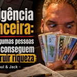 Capa de blog em formato 16:9 mostra Paul em primeiro plano, olhando com intensidade para várias cédulas de dinheiro que segura diante do rosto. À esquerda, o título em destaque diz: “Inteligência financeira: por que algumas pessoas sempre conseguem reconstruir riqueza - Por Paul & Jack”.