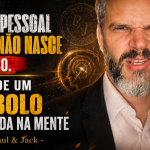 Capa de blog em formato 16:9 mostra um homem em primeiro plano, com expressão intensa, segurando um livro azul diante de um fundo escuro com elementos gráficos dourados. À esquerda, o título em destaque diz: “Marca pessoal forte não nasce do acaso. Nasce de um símbolo que gruda na mente - Por Paul & Jack”.