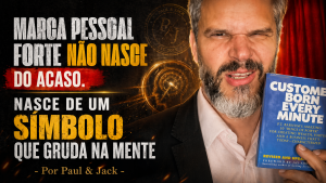 Capa de blog em formato 16:9 mostra um homem em primeiro plano, com expressão intensa, segurando um livro azul diante de um fundo escuro com elementos gráficos dourados. À esquerda, o título em destaque diz: “Marca pessoal forte não nasce do acaso. Nasce de um símbolo que gruda na mente - Por Paul & Jack”.