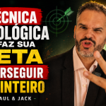 Capa de blog em formato 16:9 mostra Paul em primeiro plano, com expressão intensa e a mão aberta em destaque, diante de um fundo com gráfico de crescimento, alvo e indicadores de foco. À esquerda, o título em destaque diz: “A técnica psicológica que faz sua meta te perseguir o dia inteiro - Por Paul & Jack”.