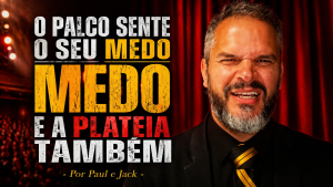 Capa de blog em formato 16:9 mostra um homem de terno preto e gravata listrada dourada, com expressão intensa, diante de uma cortina vermelha que remete a palco. À esquerda, o título em destaque diz: “O palco sente o seu medo e a plateia também - Por Paul e Jack”.