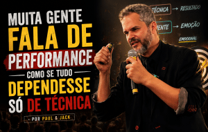 capa de blog em formato 16:9 mostra Paul em primeiro plano, segurando microfone e controle de apresentação, com expressão intensa durante uma palestra. À esquerda, o título em destaque diz: “Muita gente fala de performance como se tudo dependesse só de técnica - Por Paul & Jack”.