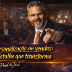 Homem de terno escuro e gravata laranja aponta para a câmera em um ambiente sofisticado e desfocado ao fundo, com iluminação quente. Na parte inferior da imagem, uma faixa escura com efeitos de fumaça destaca o título em letras douradas: “Personalização em vendas: o detalhe que transforma - Por Paul & Jack”.